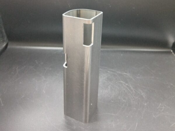 異形管（扇形）のテーブル脚 | パイプ切断・穴あけ 3次元レーザー加工センター.com