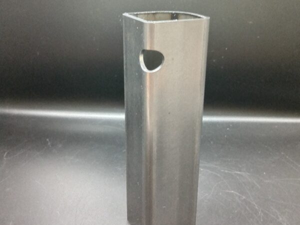 異形管（扇形）のテーブル脚 | パイプ切断・穴あけ 3次元レーザー加工センター.com