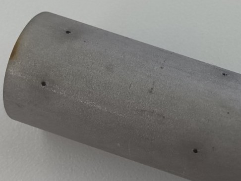 肉厚1mmパイプへのφ0.5の穴あけ加工 | パイプ切断・穴あけ 3次元レーザー加工センター.com