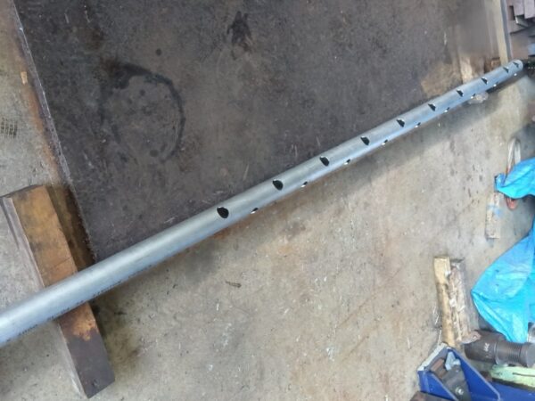 ステンレス丸パイプへの千鳥穴加工 | パイプ切断・穴あけ 3次元レーザー加工センター.com