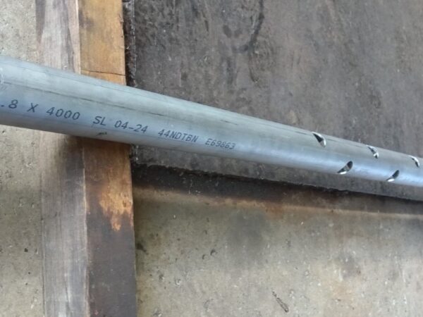 ステンレス丸パイプへの千鳥穴加工 | パイプ切断・穴あけ 3次元レーザー加工センター.com